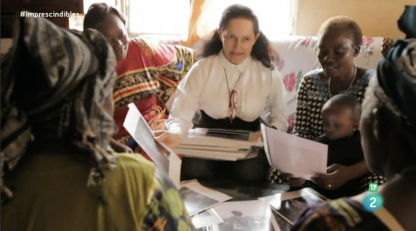 Fotograma de Angalia Mzungu. La fot&oacute;grafa se encuentra con las &ldquo;Mujeres del Congo&rdquo; para regalarles una copia de sus retratos.