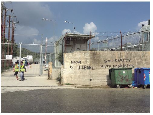 La entrada del centro de detenci�n y registro de Moria, Lesbos (foto: YannisHamilakis, abril del 2016).