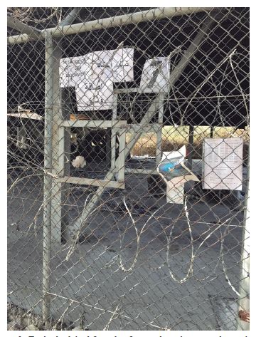 Fachada del edificio de oficinas de asilo quemado en el campo de Moria. Hay que tener en cuenta la valla doble (que crea una zona de amortiguamiento entre los migrantes y el personal de la oficina de asilo) y la abertura rectangular para que las personas ingresen su solicitud y otros documentos (foto:Yannis Hamilakis, 4 de octubre del 2020).