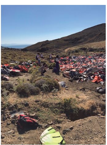 El llamado cementerio de chalecos salvavidas cerca de Molyvos en la isla fronteriza griega de Lesbos. Esta gran acumulaci�n de restos de cruces fronterizos, recogidos en las playas de la isla por voluntarios y autoridades municipales, se est� convirtiendo r�pidamente en un espectacular y oscuro sitio patrimonial frecuentado por muchos visitantes (fotograf�a: YannisHamilakis, julio del 2017).