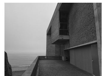 Lugar de la Memoria. Edificio, acantilado y mar (Barclay y Crousse, 2015). Foto: MGJ (17-03-2022).