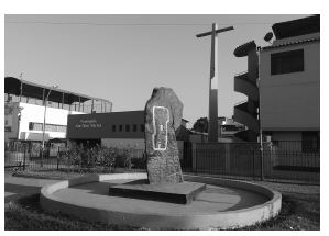 Parroquia San Juan Mas�as (La Victoria). Tensi�n y memoria entre guanca y cruz cat�lica, incluyendo s�mbolos como la piedra, el cuadrado y el c�rculo