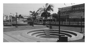 Pileta y teatro circulares en remate de alameda frente a la municipalidad de Ate (circa, 2000). Expresi�n y permanencia de conceptos y s�mbolos andinos: dualidad, tripartici�n, paridad yanantin