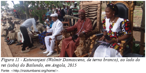 Katuvanjesi (Walmir Damasceno, de terno branco), ao lado do rei (soba) do Bailundo, em Angola, 2015