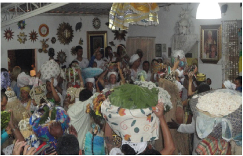 Abdias do Nascimento beija o solo do Quilombo de Palmares (Serra da Barriga). Presentes, entre outras lideran&ccedil;as: L&eacute;lia Gonzalez, Helena Theodoro, Joel Rufino, M&atilde;e Hilda (Jitolu) e Og&atilde; Agnelo da Casa Branca do Engenho Velho. V&ecirc;-se a articula&ccedil;&atilde;o entre autoridades religiosas e pol&iacute;ticas no movimento negro a partir dos anos de 1980.