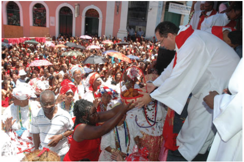 Adeptos das religi&otilde;es afro-brasileiras celebrando o Dia da Consci&ecirc;ncia Negra (20/10/2012), com a lavagem da imagem de Zumbi dos Palmares no Rio de Janeiro.