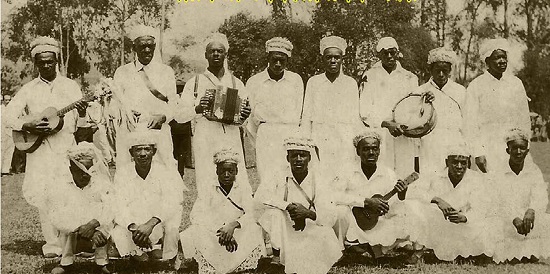 Fundadores da Associa&ccedil;&atilde;o de Congada e Mo&ccedil;ambique de Piedade do Rio Grande-MG, anos 1940
            11