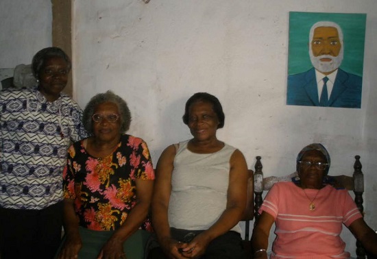 Ana, Adalgiza, Lourdes e Maria Emerenciana com o retrato de Jos&eacute; Ven&acirc;ncio Lima
              17