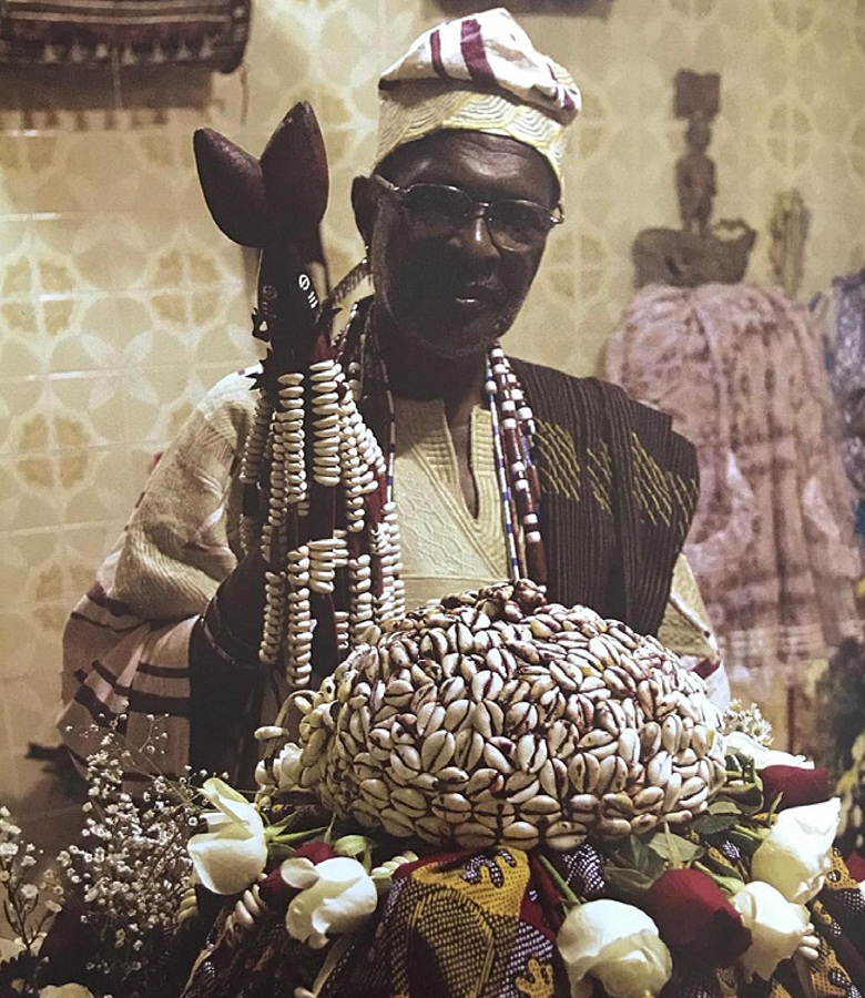 : Obarayi com a coroa de Baiani na charola