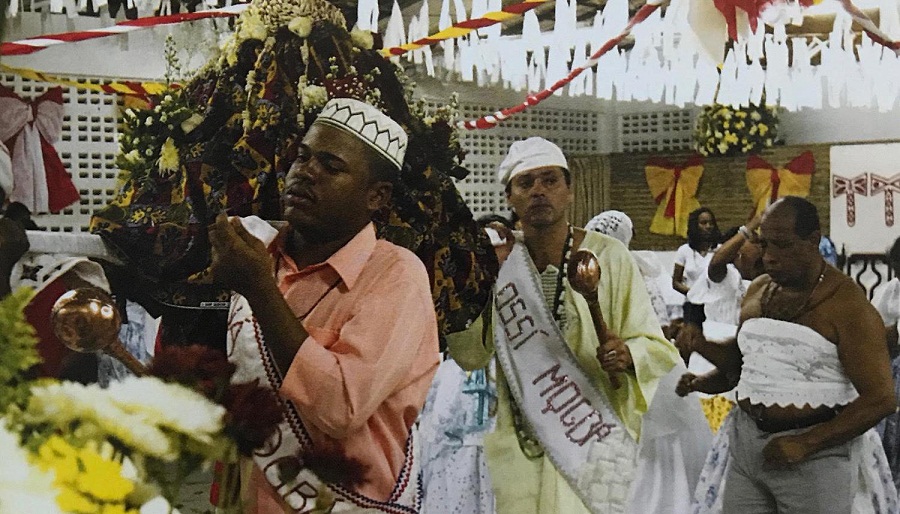 : A charola &eacute; carregada pelos mob&aacute;s pelo barrac&atilde;o
