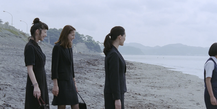 As irm&atilde;s conversam na praia