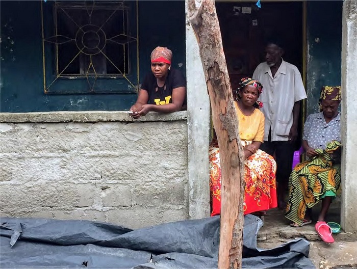 Fam&iacute;lia da mwali observando a
								nipanta ser montada, num rito na Ilha de
							Mo&ccedil;ambique