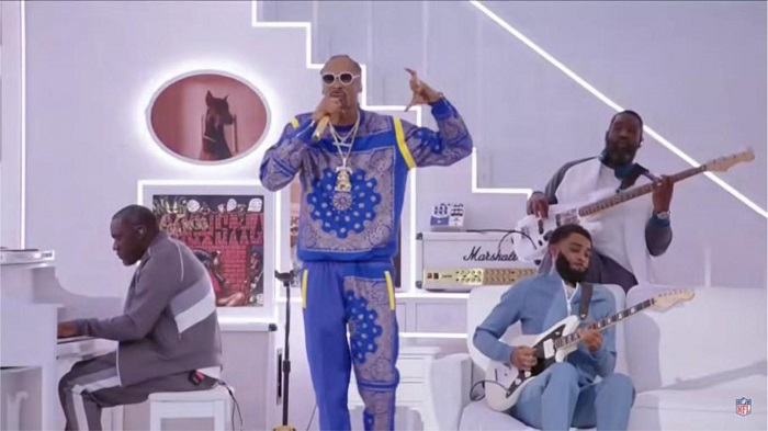 Snoop Dogg faz o sinal dos Crips durante a performance do Super
							Bowl