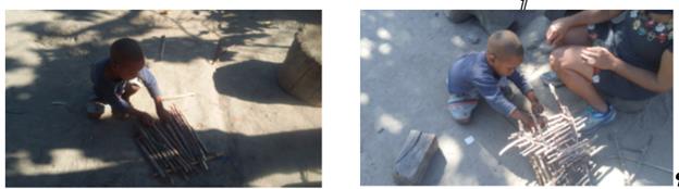 Observando o irm&atilde;o, Tiago monta sua pr&oacute;pria arapuca, recebe cr&iacute;ticas, pois usa &ldquo;paus&rdquo; de diferentes qualidades, inclusive os da mandioca, que, nos dizeres de Pablo (o irm&atilde;o mais velho) n&atilde;o prestam. Foto: Reinaldo Diniz. Agosto de 2016. Resid&ecirc;ncia do Sr. Domingos e Sra. Domingas (Bila), do Pablo, do Thiago e da Alessandra. V&atilde;o de Almas/GO.