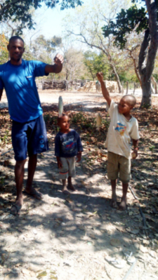 A pescaria em fam&iacute;lia, que traz o alimento para casa. A responsabilidade em partilhar as tarefas do dia a dia, enfim, s&atilde;o coisas que marcam profundamente essa inf&acirc;ncia. Foto: Reinaldo Diniz. Agosto de 2016. Resid&ecirc;ncia do Sr. Domingos e Sra. Domingas (Bila), do Pablo, do Thiago e da Alessandra. V&atilde;o de Almas/GO.