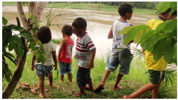 Crian&ccedil;as no barranco da comunidade S&atilde;o Paulo, na margem do rio Coraci