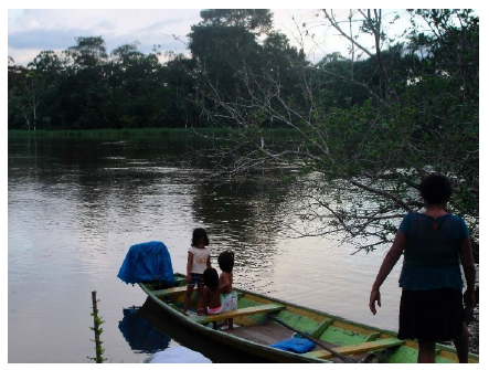 Pai trabalhando e as crian&ccedil;as brincando na &aacute;gua