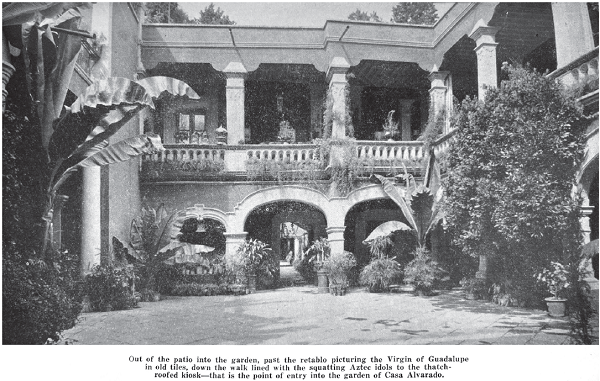 Patio de la Casa de Alvarado, Coyoac�n, Ciudad de M�xico, en 1945.
