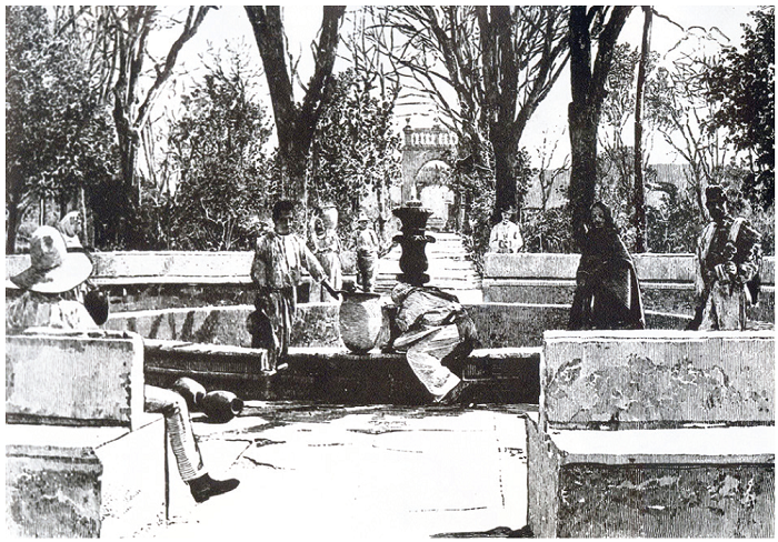 En el Jard�n de San Marcos-Aguascalientes. Fotograf�a por el Sr. Antonio Ch�vez, en el libro De M�xico a Chicago y Nueva York: Una gu�a para el viajero en que se describen las principales ciudades de M�xico y los Estados Unidos del Norte, 1890, cap�tulo &ldquo;De Irapuato a Aguascalientes&rdquo;, p. 39. Se puede apreciar la importancia que ten�a el Jard�n como elemento p�blico, pues adem�s de &ldquo;embellecer&rdquo; fung�a como punto de reuni�n y de abastecimiento de agua potable, que era trasladada desde los manantiales del Ojocaliente mediante el complejo y vasto sistema de acequias que ten�a la ciudad.