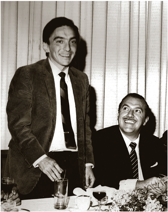Edmundo Rodríguez Saldívar (de pie) con Joaquín Álvarez Ordóñez el 24 de febrero de 1969 en una cena en el CAM-SAM para celebrar a los premiados en el concurso del pabellón mexicano para la Exposición en Osaka, Japón.