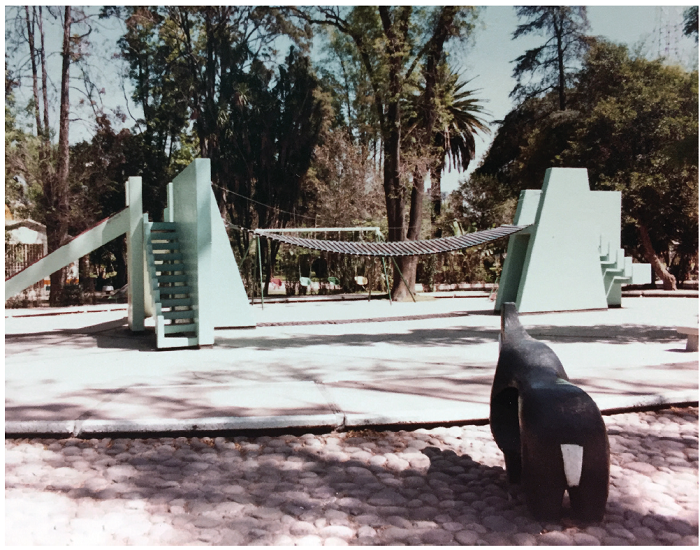 Edmundo Rodríguez, pabellón de juegos con puente colgante, en primer plano los animales de concreto de Alberto Pérez Soria, parque de los Venados, 1971-1976.