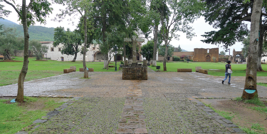 Restitución de la plaza de la cruz atrial del siglo XVI, 2011.