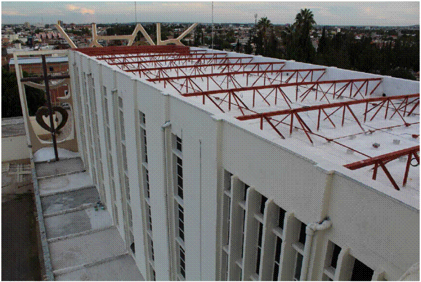 Vista desde el campanario de las naves lateral, central y estructura de la losa. Fotograf�a: NGGE.