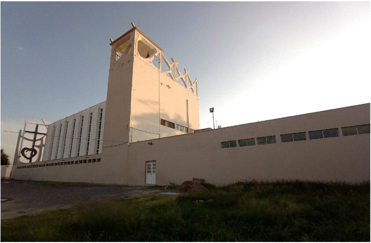 Fachada lateral oriente: portada, naves, campanario y criptas. Fotograf�a: NGGE.