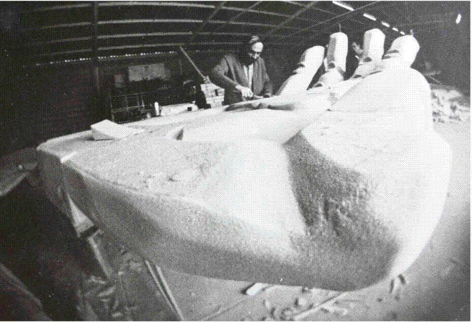 El escultor Gonz�lez trabajando en una de las manos de la portada en fibra de vidrio. Fuente: Archivo Hist�rico Guillermo Gonz�lez.