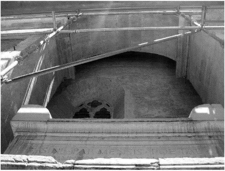 Leon Battista Alberti, Templo Malatestiano, R�mini, 1447-1450: fachada lateral, lado sur, detalle de la separaci�n entre el viejo muro de la iglesia y el muro albertiano. Fotograf�a: PSR, 2015.