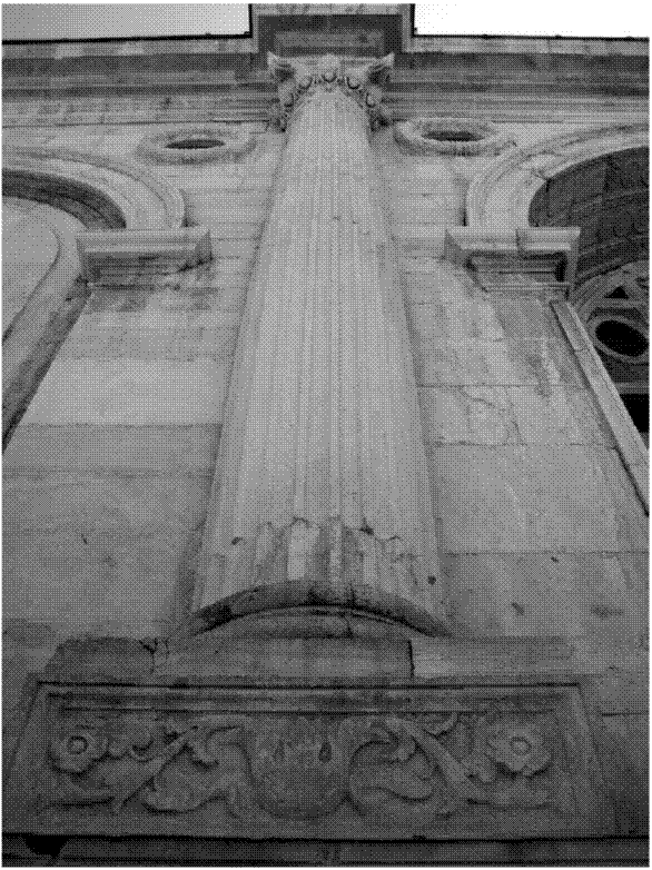 Leon Battista Alberti, Templo Malatestiano, R�mini, 1447-1450. Fachada frontal, detalle de columna. Fotograf�a: PSR, 2015.