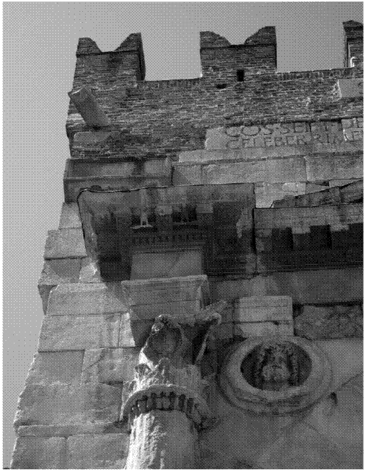 Arco de Augusto de R�mini, 27 a. C. Detalle de saliente de la cornisa en el muro. Fotograf�a: PSR, 2015.