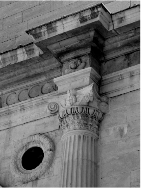 Leon Battista Alberti, Templo Malatestiano, R�mini, 1447-1450. Fachada frontal, detalle de saliente de la cornisa en el muro. Fotograf�a: PSR, 2015.