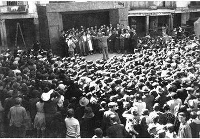 Actuaci&oacute;n del Coro en la plaza de un pueblo bajo la direcci&oacute;n de Mart&iacute;nez Torner.