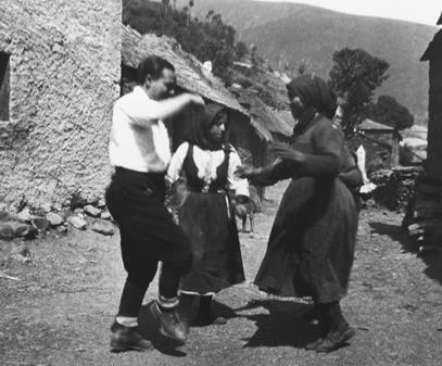 Luis Vega (Inspector de Educaci&oacute;n) bailando con dos aldeanas.