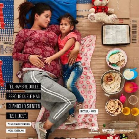 Madre venezolana con su hija de 4 a&ntilde;os. Texto acompa&ntilde;ante de la ilustraci&oacute;n como fragmento del relato de la madre: &ldquo;El hambre duele, pero te duele m&aacute;s cuando lo sienten tus hijos&rdquo;