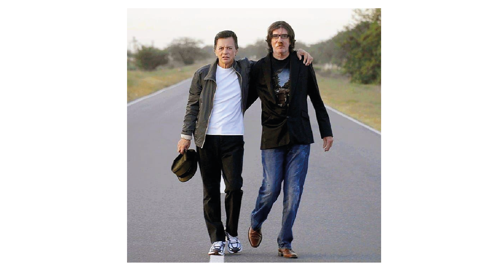 El abrazo de Palito Ortega y Charly Garc�a. Fotograf�a de Juan Obreg�n, tomada en el a�o 2008, publicada originalmente en �La incre�ble recuperaci�n de Charly Garc�a� (29 de marzo de 2009), Perfil. 