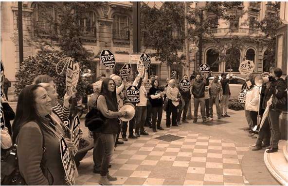 Acci�n protesta de Stop Deshaucios-15M Granada frente a entidad bancaria