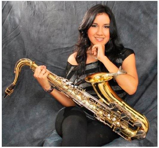 Fotograf&iacute;a de fachada de int&eacute;rprete. Saxofonista