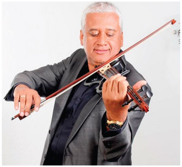 Fotograf&iacute;a de fachada de int&eacute;rprete. Violinista