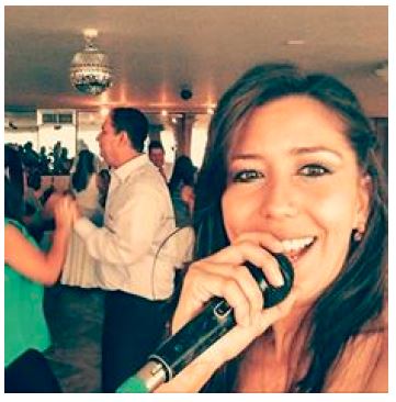 Fotograf&iacute;a de fachada de int&eacute;rprete. Cantante