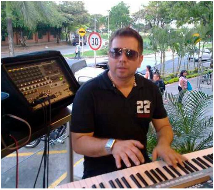 Fotograf&iacute;a de fachada de int&eacute;rprete. Tecladista