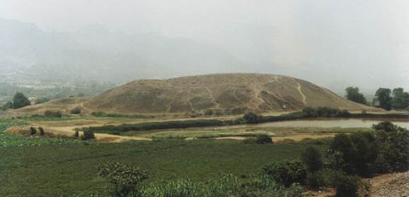 Edificaci�n tronco piramidal central de Huacoy (fotograf�a: Edgar Quispe, 1999)
