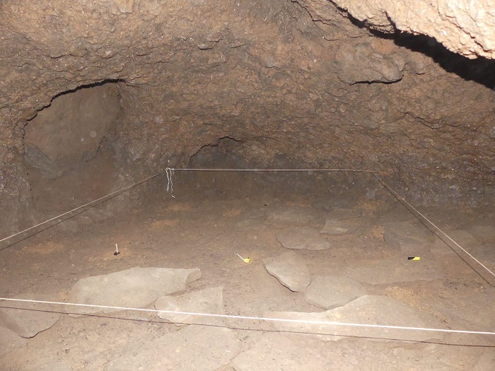 Piso de laja al interior de la c�mara (fotograf�a: Axl Rosales Rodr�guez y Valeria Sauza N��ez)