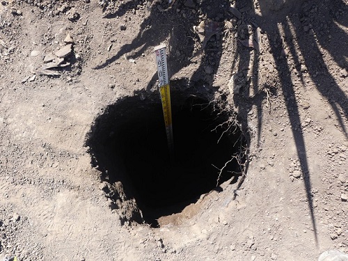  Vista del tiro al final de su excavaci�n desde dentro de la c�mara y en superficie (fotograf�a: Axl Rosales Rodr�guez y Valeria Sauza N��ez)