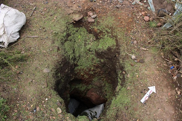 Concavidad expuesta por el deslave, primer acercamiento a la tumba de tiro en La isla de Atitl�n (fotograf�a: Axl Rosales Rodr�guez y Valeria Sauza N��ez)