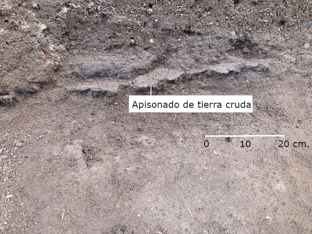 Detalle de los vestigios del apisonado de tierra cruda