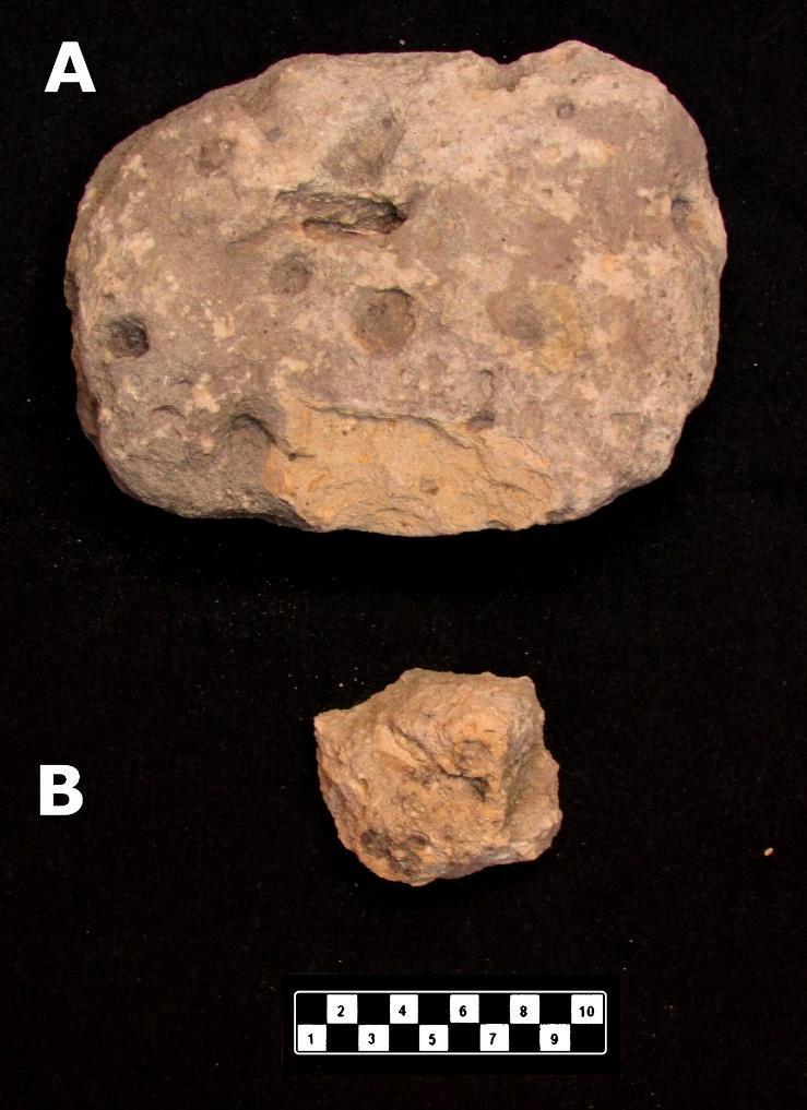 Muestra del pozo de sondeo 1 de la excavaci�n (a) y muestra recolectada in situ en el cerrito de lacoronilla (b). Archivo del PAA