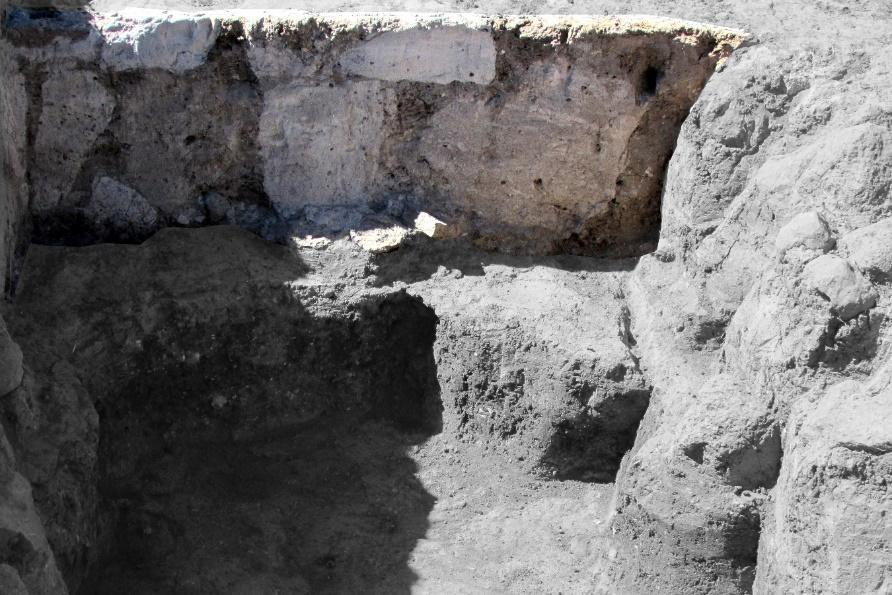  Perfil del pozo de sondeo 1 donde se aprecia el aglomerado sedimentario/arenisca blanda en la Capa II. Archivo del PAA.