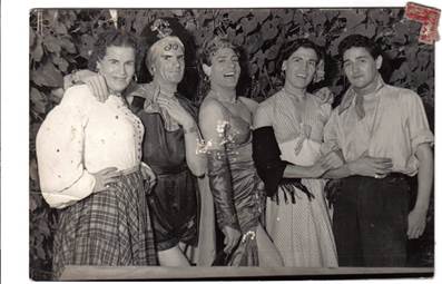 Malva, con amigas y garrote, 1956